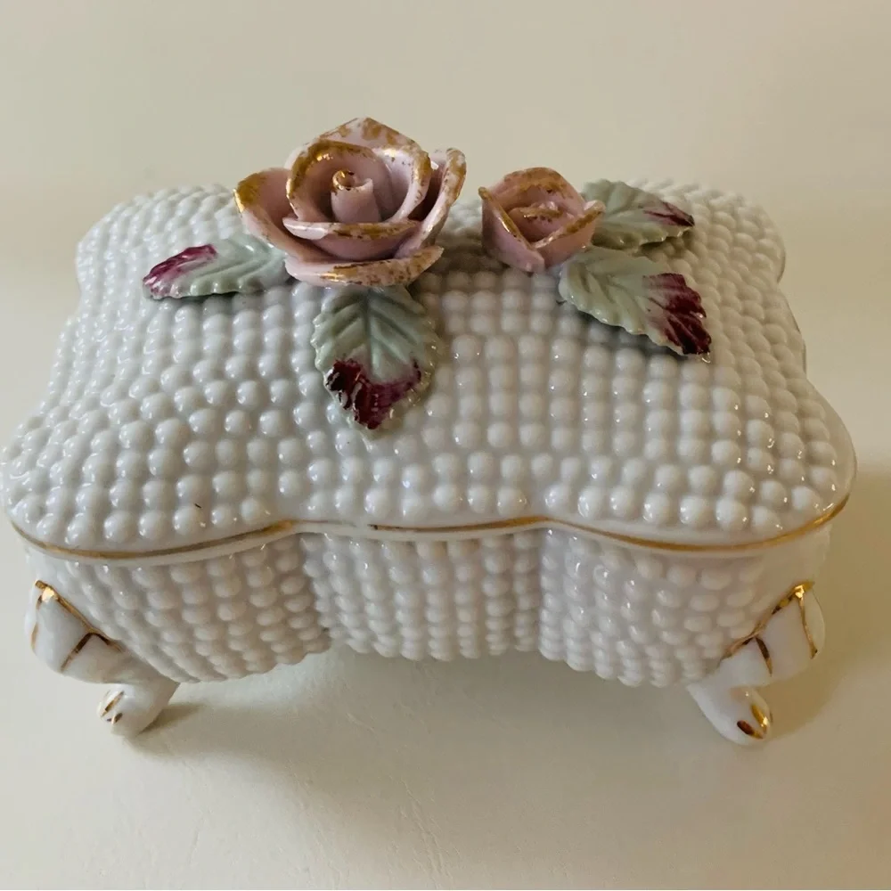 Porcelain trinket box